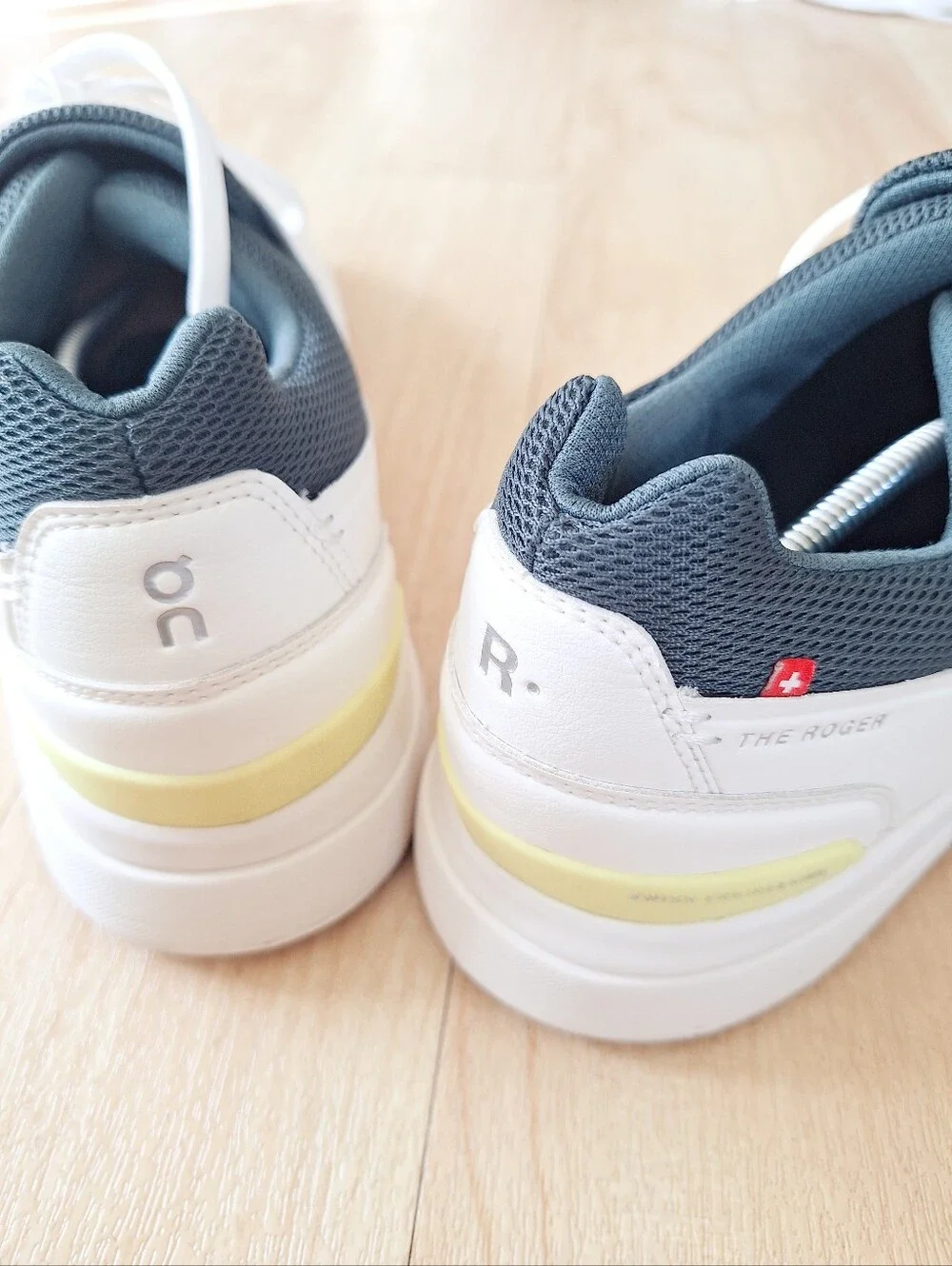 Mens 11 - On THE ROGER Advantage Ivory Evergreen Sneaker